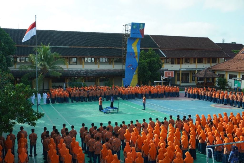 UPACARA BENDERA PERINGATAN HARI PENDIDIKAN NASIONAL 2024
